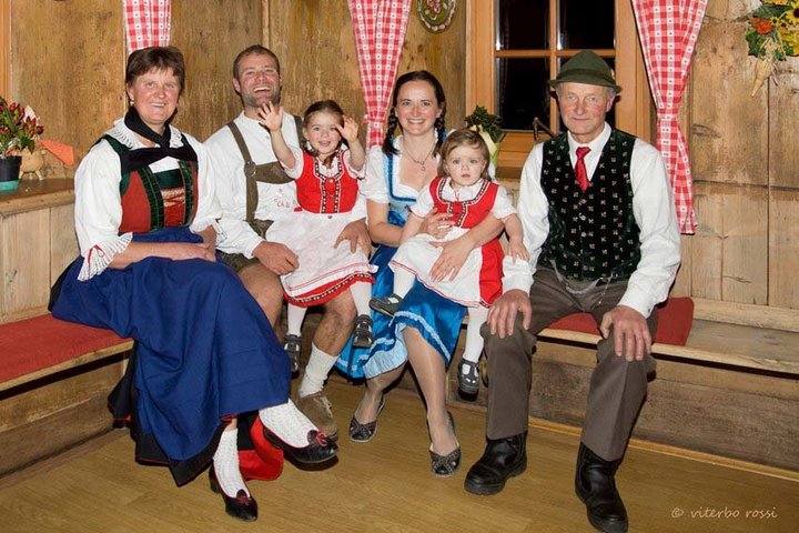 La famiglia Unterkircher negli abiti di festa